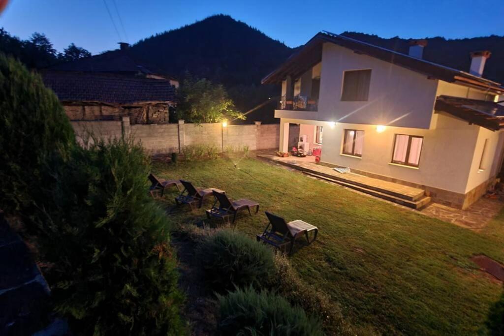 Двете Къщи В Планината Villa Beli Osŭm Buitenkant foto