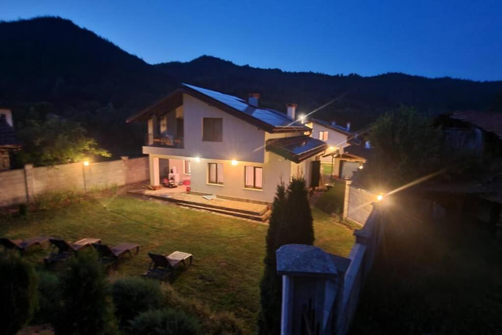 Двете Къщи В Планината Villa Beli Osŭm Buitenkant foto